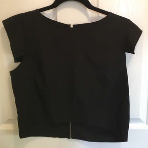 Black crop top with zipper and high/low hem♣️